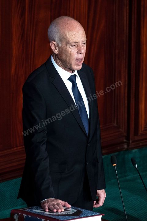 23 octobre 2019 : le nouveau président de la république élu le 13 octobre Kais Saied vient à l'Assemblée des Représentants du Peuple pour prêter serment et faire un discours. Devant une assemblée pleine, députés, membres du gouvernement, personnalités politques et ambassadeurs, Kais Saied déclare que la Tunisie a fait une “véritable révolution, dans son sens nouveau parce que les révolutions se font généralement contre la légitimité, mais ce qui s’est passé en Tunisie, c’est une véritable révolution en utilisant les outils de la légitimité eux-même”. Pour lui, “chacun ici porte une responsabilité, la responsabilité de répondre à ce peuple, dans leur demande de liberté et de dignité. L’attente n’a été que trop longue, et personne n’a le droit de le décevoir”.
