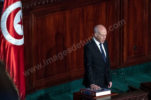 23 octobre 2019 : le nouveau président de la république élu le 13 octobre Kais Saied vient à l'Assemblée des Représentants du Peuple pour prêter serment et faire un discours. Devant une assemblée pleine, députés, membres du gouvernement, personnalités politques et ambassadeurs, Kais Saied déclare que la Tunisie a fait une “véritable révolution, dans son sens nouveau parce que les révolutions se font généralement contre la légitimité, mais ce qui s’est passé en Tunisie, c’est une véritable révolution en utilisant les outils de la légitimité eux-même”. Pour lui, “chacun ici porte une responsabilité, la responsabilité de répondre à ce peuple, dans leur demande de liberté et de dignité. L’attente n’a été que trop longue, et personne n’a le droit de le décevoir”.