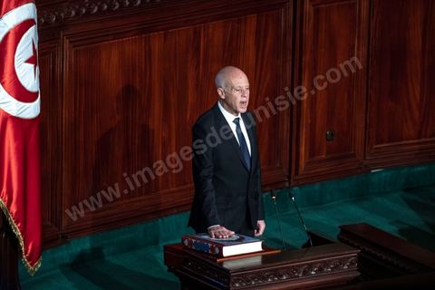 23 octobre 2019 : le nouveau président de la république élu le 13 octobre Kais Saied vient à l'Assemblée des Représentants du Peuple pour prêter serment et faire un discours. Devant une assemblée pleine, députés, membres du gouvernement, personnalités politques et ambassadeurs, Kais Saied déclare que la Tunisie a fait une “véritable révolution, dans son sens nouveau parce que les révolutions se font généralement contre la légitimité, mais ce qui s’est passé en Tunisie, c’est une véritable révolution en utilisant les outils de la légitimité eux-même”. Pour lui, “chacun ici porte une responsabilité, la responsabilité de répondre à ce peuple, dans leur demande de liberté et de dignité. L’attente n’a été que trop longue, et personne n’a le droit de le décevoir”.
