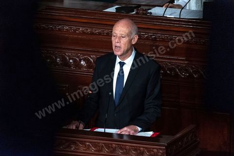 23 octobre 2019 : le nouveau président de la république élu le 13 octobre Kais Saied vient à l'Assemblée des Représentants du Peuple pour prêter serment et faire un discours. Devant une assemblée pleine, députés, membres du gouvernement, personnalités politques et ambassadeurs, Kais Saied déclare que la Tunisie a fait une “véritable révolution, dans son sens nouveau parce que les révolutions se font généralement contre la légitimité, mais ce qui s’est passé en Tunisie, c’est une véritable révolution en utilisant les outils de la légitimité eux-même”. Pour lui, “chacun ici porte une responsabilité, la responsabilité de répondre à ce peuple, dans leur demande de liberté et de dignité. L’attente n’a été que trop longue, et personne n’a le droit de le décevoir”.