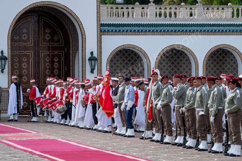 23 octobre 2019 : au palais de Carthage le président de la république par interim, suit eà la mort de Beji Caid Essebsi, Mohammed Ennaceur reçoit le nouveau président élu Kais Saied pour la passation de pouvoirs. Kais Saied ensuite saluera le drapeau et les forces de sécurité au rythme de l'hymne national dans la cour du palais pour ensuite entrer au palis et prendre ses fonctions de Président de la République. 