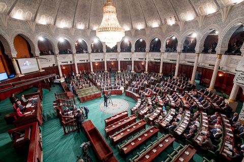 13 novembre 2019 : L’Assemblée des Représentants du Peuple a tenu ce mercredi sa première séance plénière de la nouvelle législature suite aux élections du 6 octobre sous la présidence du doyen des députés Rached Ghannouchi, président du parti Ennahdha et candidat à la présidence de l'ARP. Après des premiers échanges houleux, notamment de la députée Abir Moussi, les députés ont élu avec 123 voix sur 217 Rached Ghannouchi nouveau Président de l'ARP grâce au soutien de dernière minute du parti de Nabil Karoui, Qalb Tounes, malgré une campagne anti Ennahdha. Samira Chaouchi, députée du parti Qalb Tounes est ensuite élue vice présidente de l'ARP.