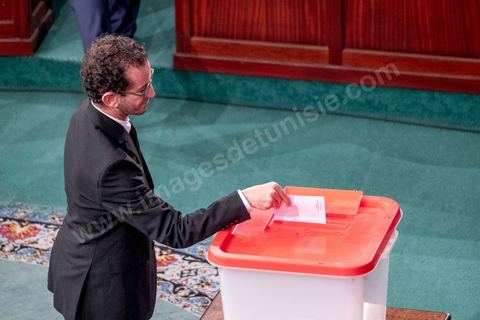 13 novembre 2019 : L’Assemblée des Représentants du Peuple a tenu ce mercredi sa première séance plénière de la nouvelle législature suite aux élections du 6 octobre sous la présidence du doyen des députés Rached Ghannouchi, président du parti Ennahdha et candidat à la présidence de l'ARP. Après des premiers échanges houleux, notamment de la députée Abir Moussi, les députés ont élu avec 123 voix sur 217 Rached Ghannouchi nouveau Président de l'ARP grâce au soutien de dernière minute du parti de Nabil Karoui, Qalb Tounes, malgré une campagne anti Ennahdha. Samira Chaouchi, députée du parti Qalb Tounes est ensuite élue vice présidente de l'ARP.