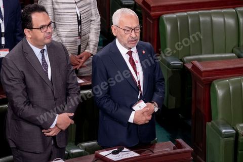 13 novembre 2019 : Rached Ghannouchi, avant de prendre place dasn son siège de présidentd e 'lARP. L’Assemblée des Représentants du Peuple a tenu ce mercredi sa première séance plénière de la nouvelle législature suite aux élections du 6 octobre sous la présidence du doyen des députés Rached Ghannouchi, président du parti Ennahdha et candidat à la présidence de l'ARP. Après des premiers échanges houleux, notamment de la députée Abir Moussi, les députés ont élu avec 123 voix sur 217 Rached Ghannouchi nouveau Président de l'ARP grâce au soutien de dernière minute du parti de Nabil Karoui, Qalb Tounes, malgré une campagne anti Ennahdha. Samira Chaouchi, députée du parti Qalb Tounes est ensuite élue vice présidente de l'ARP.