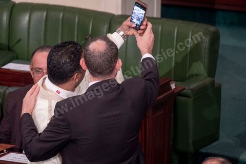 13 novembre 2019 : L’Assemblée des Représentants du Peuple a tenu ce mercredi sa première séance plénière de la nouvelle législature suite aux élections du 6 octobre sous la présidence du doyen des députés Rached Ghannouchi, président du parti Ennahdha et candidat à la présidence de l'ARP. Après des premiers échanges houleux, notamment de la députée Abir Moussi, les députés ont élu avec 123 voix sur 217 Rached Ghannouchi nouveau Président de l'ARP grâce au soutien de dernière minute du parti de Nabil Karoui, Qalb Tounes, malgré une campagne anti Ennahdha. Samira Chaouchi, députée du parti Qalb Tounes est ensuite élue vice présidente de l'ARP.