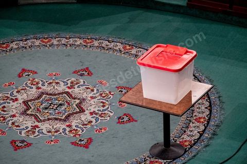 13 novembre 2019 : L’Assemblée des Représentants du Peuple a tenu ce mercredi sa première séance plénière de la nouvelle législature suite aux élections du 6 octobre sous la présidence du doyen des députés Rached Ghannouchi, président du parti Ennahdha et candidat à la présidence de l'ARP. Après des premiers échanges houleux, notamment de la députée Abir Moussi, les députés ont élu avec 123 voix sur 217 Rached Ghannouchi nouveau Président de l'ARP grâce au soutien de dernière minute du parti de Nabil Karoui, Qalb Tounes, malgré une campagne anti Ennahdha. Samira Chaouchi, députée du parti Qalb Tounes est ensuite élue vice présidente de l'ARP.