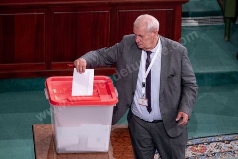 13 novembre 2019 : Tahya Tounes. L’Assemblée des Représentants du Peuple a tenu ce mercredi sa première séance plénière de la nouvelle législature suite aux élections du 6 octobre sous la présidence du doyen des députés Rached Ghannouchi, président du parti Ennahdha et candidat à la présidence de l'ARP. Après des premiers échanges houleux, notamment de la députée Abir Moussi, les députés ont élu avec 123 voix sur 217 Rached Ghannouchi nouveau Président de l'ARP grâce au soutien de dernière minute du parti de Nabil Karoui, Qalb Tounes, malgré une campagne anti Ennahdha. Samira Chaouchi, députée du parti Qalb Tounes est ensuite élue vice présidente de l'ARP.