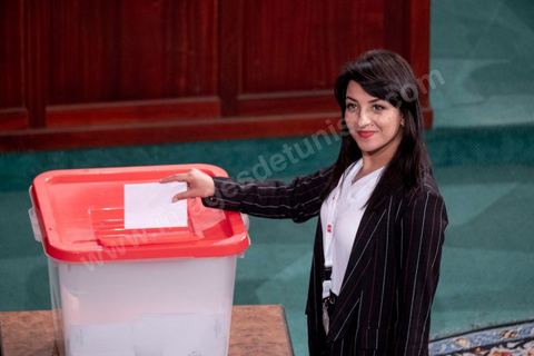 13 novembre 2019 : L’Assemblée des Représentants du Peuple a tenu ce mercredi sa première séance plénière de la nouvelle législature suite aux élections du 6 octobre sous la présidence du doyen des députés Rached Ghannouchi, président du parti Ennahdha et candidat à la présidence de l'ARP. Après des premiers échanges houleux, notamment de la députée Abir Moussi, les députés ont élu avec 123 voix sur 217 Rached Ghannouchi nouveau Président de l'ARP grâce au soutien de dernière minute du parti de Nabil Karoui, Qalb Tounes, malgré une campagne anti Ennahdha. Samira Chaouchi, députée du parti Qalb Tounes est ensuite élue vice présidente de l'ARP.