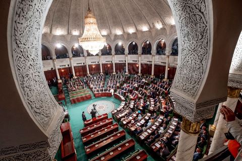 13 novembre 2019 : L’Assemblée des Représentants du Peuple a tenu ce mercredi sa première séance plénière de la nouvelle législature suite aux élections du 6 octobre sous la présidence du doyen des députés Rached Ghannouchi, président du parti Ennahdha et candidat à la présidence de l'ARP. Après des premiers échanges houleux, notamment de la députée Abir Moussi, les députés ont élu avec 123 voix sur 217 Rached Ghannouchi nouveau Président de l'ARP grâce au soutien de dernière minute du parti de Nabil Karoui, Qalb Tounes, malgré une campagne anti Ennahdha. Samira Chaouchi, députée du parti Qalb Tounes est ensuite élue vice présidente de l'ARP.