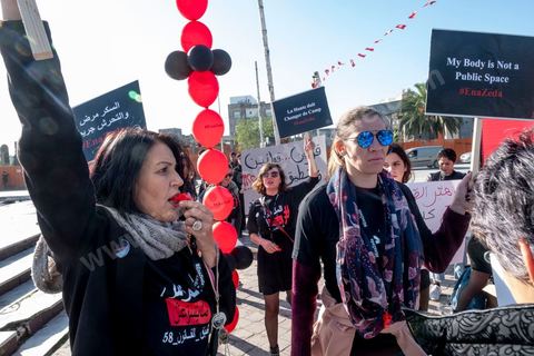 13 novembre 2019 : La Coalition "Ena Zeda" contre le harcèlement et les violences sexuels a organisé une manifestation devant l'assemblée à l’occasion de la séance plénière d’ouverture de la 2ème législature 2019-2024.Organisée sous le slogan « Ena Zeda : le harceleur ne légifère pas »,  la manifestation vise la dénonciation de la présence d’un député à l’ARP (Assemblée des Représenatnts du Peuple), accusé de harcèlement sexuel. Il s’agit en l’occurrence de Zouheir Makhlouf qui jouit ainsi de l’immunité parlementaire après avoir prêté serment ce jour à l’ARP. Nawrez Ellafi, représentante de la coalition décalre que cette affaire a permis à plusieurs victimes tunisiennes de briser le silence et de dénoncer les harceleurs à travers la campagne « Ena Zeda » sur les réseaux sociaux.