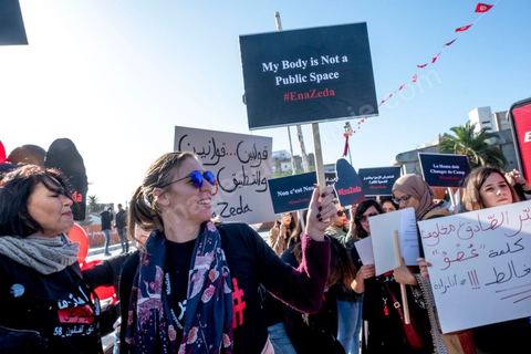 13 novembre 2019 : La Coalition "Ena Zeda" contre le harcèlement et les violences sexuels a organisé une manifestation devant l'assemblée à l’occasion de la séance plénière d’ouverture de la 2ème législature 2019-2024.Organisée sous le slogan « Ena Zeda : le harceleur ne légifère pas »,  la manifestation vise la dénonciation de la présence d’un député à l’ARP (Assemblée des Représenatnts du Peuple), accusé de harcèlement sexuel. Il s’agit en l’occurrence de Zouheir Makhlouf qui jouit ainsi de l’immunité parlementaire après avoir prêté serment ce jour à l’ARP. Nawrez Ellafi, représentante de la coalition décalre que cette affaire a permis à plusieurs victimes tunisiennes de briser le silence et de dénoncer les harceleurs à travers la campagne « Ena Zeda » sur les réseaux sociaux.
