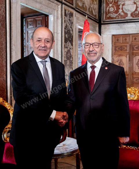 9 janvier 2020 : Mandaté par le président Emmanuel Macron, le ministre français des Affaires étrangères, Jean-Yves Le Drian, est ce jeudi 8 janvier à Tunis pour une brève visite au cours de laquelle il a été reçu par le président de la République, Kais Saied, rencontre fermée à la presse. Puis une rencontre avec le Président de l'ARP Rached Ghannouchi dans son bureau au parlement. la visite de M. Le Drian entre dans une tournée dans les pays de la région, la situation en Libye et les perspectives de la sortie de crise, à la lumière des récents développements est sans aucun doute au cœur des entretiens.