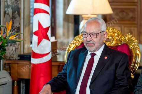 9 janvier 2020 : Mandaté par le président Emmanuel Macron, le ministre français des Affaires étrangères, Jean-Yves Le Drian, est ce jeudi 8 janvier à Tunis pour une brève visite au cours de laquelle il a été reçu par le président de la République, Kais Saied, rencontre fermée à la presse. Puis une rencontre avec le Président de l'ARP Rached Ghannouchi dans son bureau au parlement. la visite de M. Le Drian entre dans une tournée dans les pays de la région, la situation en Libye et les perspectives de la sortie de crise, à la lumière des récents développements est sans aucun doute au cœur des entretiens.