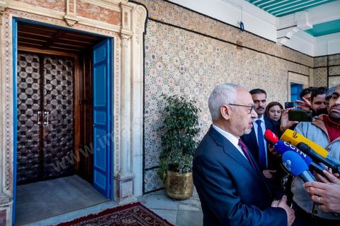9 janvier 2020 : Mandaté par le président Emmanuel Macron, le ministre français des Affaires étrangères, Jean-Yves Le Drian, est ce jeudi 8 janvier à Tunis pour une brève visite au cours de laquelle il a été reçu par le président de la République, Kais Saied, rencontre fermée à la presse. Puis une rencontre avec le Président de l'ARP Rached Ghannouchi dans son bureau au parlement. la visite de M. Le Drian entre dans une tournée dans les pays de la région, la situation en Libye et les perspectives de la sortie de crise, à la lumière des récents développements est sans aucun doute au cœur des entretiens.