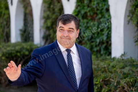 28 février 2020 : René Trabelsi, ministre du tourisme sortant, à la passation de pouvoir entre les deux chefs de gouvernement, Youssef Chahed, sortant, et Elyes Fakhfakh, fraichement investi par le parlement. La cérémonie que c'est déroulé en présence des memebres des deux gouvernements commença par un discours de Youssef Chahed puis de Elyes Fakhfakh. 