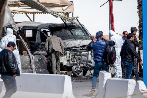 6 mars 2020 :  Une attaque terroriste a visé l'ambassade américaine à Tunis ce vendredi 6 mars, a indiqué le ministère de l'Intérieur tunisien. Cinq policiers ont été blessés par l'explosion. L'un d'eux a succombé à ses blessures. Les deux assaillants sont eux aussi morts. Un double attentat suicide a blessé jeudi cinq agents de police déployés devant l'ambassade américaine à Tunis ainsi qu'un civil, a indiqué le ministère de l'Intérieur.L'un d'eux a succombé à ses blessures en début d'après-midi. Les deux assaillants sont eux aussi décédés. L'explosion a retenti en fin de matinée près de cette représentation diplomatique située dans le quartier des Berges du Lac, à une dizaine de kilomètres du centre-ville. "L'opération a entraîné la mort des deux assaillants, blessé cinq policiers, et légèrement blessé un civil", a indiqué le ministère de l'Intérieur dans un communiqué.