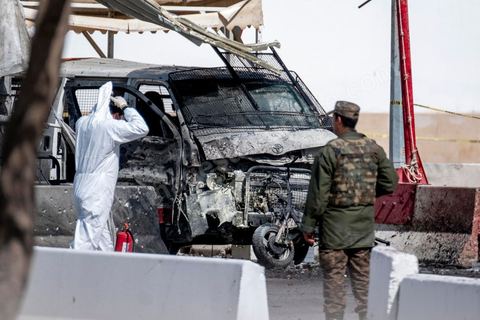 6 mars 2020 :  Une attaque terroriste a visé l'ambassade américaine à Tunis ce vendredi 6 mars, a indiqué le ministère de l'Intérieur tunisien. Cinq policiers ont été blessés par l'explosion. L'un d'eux a succombé à ses blessures. Les deux assaillants sont eux aussi morts. Un double attentat suicide a blessé jeudi cinq agents de police déployés devant l'ambassade américaine à Tunis ainsi qu'un civil, a indiqué le ministère de l'Intérieur.L'un d'eux a succombé à ses blessures en début d'après-midi. Les deux assaillants sont eux aussi décédés. L'explosion a retenti en fin de matinée près de cette représentation diplomatique située dans le quartier des Berges du Lac, à une dizaine de kilomètres du centre-ville. "L'opération a entraîné la mort des deux assaillants, blessé cinq policiers, et légèrement blessé un civil", a indiqué le ministère de l'Intérieur dans un communiqué.