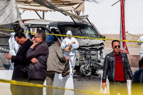 6 mars 2020 :  Une attaque terroriste a visé l'ambassade américaine à Tunis ce vendredi 6 mars, a indiqué le ministère de l'Intérieur tunisien. Cinq policiers ont été blessés par l'explosion. L'un d'eux a succombé à ses blessures. Les deux assaillants sont eux aussi morts. Un double attentat suicide a blessé jeudi cinq agents de police déployés devant l'ambassade américaine à Tunis ainsi qu'un civil, a indiqué le ministère de l'Intérieur.L'un d'eux a succombé à ses blessures en début d'après-midi. Les deux assaillants sont eux aussi décédés. L'explosion a retenti en fin de matinée près de cette représentation diplomatique située dans le quartier des Berges du Lac, à une dizaine de kilomètres du centre-ville. "L'opération a entraîné la mort des deux assaillants, blessé cinq policiers, et légèrement blessé un civil", a indiqué le ministère de l'Intérieur dans un communiqué.