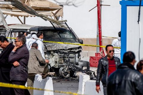6 mars 2020 :  Une attaque terroriste a visé l'ambassade américaine à Tunis ce vendredi 6 mars, a indiqué le ministère de l'Intérieur tunisien. Cinq policiers ont été blessés par l'explosion. L'un d'eux a succombé à ses blessures. Les deux assaillants sont eux aussi morts. Un double attentat suicide a blessé jeudi cinq agents de police déployés devant l'ambassade américaine à Tunis ainsi qu'un civil, a indiqué le ministère de l'Intérieur.L'un d'eux a succombé à ses blessures en début d'après-midi. Les deux assaillants sont eux aussi décédés. L'explosion a retenti en fin de matinée près de cette représentation diplomatique située dans le quartier des Berges du Lac, à une dizaine de kilomètres du centre-ville. "L'opération a entraîné la mort des deux assaillants, blessé cinq policiers, et légèrement blessé un civil", a indiqué le ministère de l'Intérieur dans un communiqué.