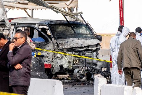6 mars 2020 :  Une attaque terroriste a visé l'ambassade américaine à Tunis ce vendredi 6 mars, a indiqué le ministère de l'Intérieur tunisien. Cinq policiers ont été blessés par l'explosion. L'un d'eux a succombé à ses blessures. Les deux assaillants sont eux aussi morts. Un double attentat suicide a blessé jeudi cinq agents de police déployés devant l'ambassade américaine à Tunis ainsi qu'un civil, a indiqué le ministère de l'Intérieur.L'un d'eux a succombé à ses blessures en début d'après-midi. Les deux assaillants sont eux aussi décédés. L'explosion a retenti en fin de matinée près de cette représentation diplomatique située dans le quartier des Berges du Lac, à une dizaine de kilomètres du centre-ville. "L'opération a entraîné la mort des deux assaillants, blessé cinq policiers, et légèrement blessé un civil", a indiqué le ministère de l'Intérieur dans un communiqué.
