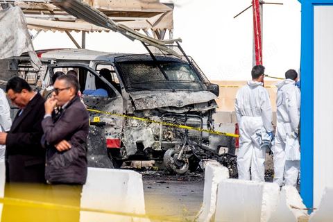 6 mars 2020 :  Une attaque terroriste a visé l'ambassade américaine à Tunis ce vendredi 6 mars, a indiqué le ministère de l'Intérieur tunisien. Cinq policiers ont été blessés par l'explosion. L'un d'eux a succombé à ses blessures. Les deux assaillants sont eux aussi morts. Un double attentat suicide a blessé jeudi cinq agents de police déployés devant l'ambassade américaine à Tunis ainsi qu'un civil, a indiqué le ministère de l'Intérieur.L'un d'eux a succombé à ses blessures en début d'après-midi. Les deux assaillants sont eux aussi décédés. L'explosion a retenti en fin de matinée près de cette représentation diplomatique située dans le quartier des Berges du Lac, à une dizaine de kilomètres du centre-ville. "L'opération a entraîné la mort des deux assaillants, blessé cinq policiers, et légèrement blessé un civil", a indiqué le ministère de l'Intérieur dans un communiqué.