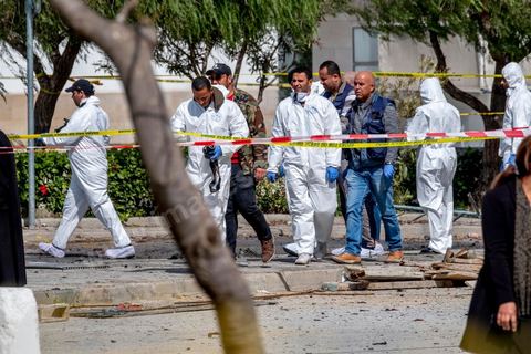 6 mars 2020 :  Une attaque terroriste a visé l'ambassade américaine à Tunis ce vendredi 6 mars, a indiqué le ministère de l'Intérieur tunisien. Cinq policiers ont été blessés par l'explosion. L'un d'eux a succombé à ses blessures. Les deux assaillants sont eux aussi morts. Un double attentat suicide a blessé jeudi cinq agents de police déployés devant l'ambassade américaine à Tunis ainsi qu'un civil, a indiqué le ministère de l'Intérieur.L'un d'eux a succombé à ses blessures en début d'après-midi. Les deux assaillants sont eux aussi décédés. L'explosion a retenti en fin de matinée près de cette représentation diplomatique située dans le quartier des Berges du Lac, à une dizaine de kilomètres du centre-ville. "L'opération a entraîné la mort des deux assaillants, blessé cinq policiers, et légèrement blessé un civil", a indiqué le ministère de l'Intérieur dans un communiqué.