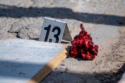 6 mars 2020 :  Une attaque terroriste a visé l'ambassade américaine à Tunis ce vendredi 6 mars, a indiqué le ministère de l'Intérieur tunisien. Cinq policiers ont été blessés par l'explosion. L'un d'eux a succombé à ses blessures. Les deux assaillants sont eux aussi morts. Un double attentat suicide a blessé jeudi cinq agents de police déployés devant l'ambassade américaine à Tunis ainsi qu'un civil, a indiqué le ministère de l'Intérieur.L'un d'eux a succombé à ses blessures en début d'après-midi. Les deux assaillants sont eux aussi décédés. L'explosion a retenti en fin de matinée près de cette représentation diplomatique située dans le quartier des Berges du Lac, à une dizaine de kilomètres du centre-ville. "L'opération a entraîné la mort des deux assaillants, blessé cinq policiers, et légèrement blessé un civil", a indiqué le ministère de l'Intérieur dans un communiqué.