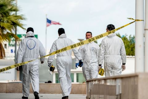 6 mars 2020 :  Une attaque terroriste a visé l'ambassade américaine à Tunis ce vendredi 6 mars, a indiqué le ministère de l'Intérieur tunisien. Cinq policiers ont été blessés par l'explosion. L'un d'eux a succombé à ses blessures. Les deux assaillants sont eux aussi morts. Un double attentat suicide a blessé jeudi cinq agents de police déployés devant l'ambassade américaine à Tunis ainsi qu'un civil, a indiqué le ministère de l'Intérieur.L'un d'eux a succombé à ses blessures en début d'après-midi. Les deux assaillants sont eux aussi décédés. L'explosion a retenti en fin de matinée près de cette représentation diplomatique située dans le quartier des Berges du Lac, à une dizaine de kilomètres du centre-ville. "L'opération a entraîné la mort des deux assaillants, blessé cinq policiers, et légèrement blessé un civil", a indiqué le ministère de l'Intérieur dans un communiqué.