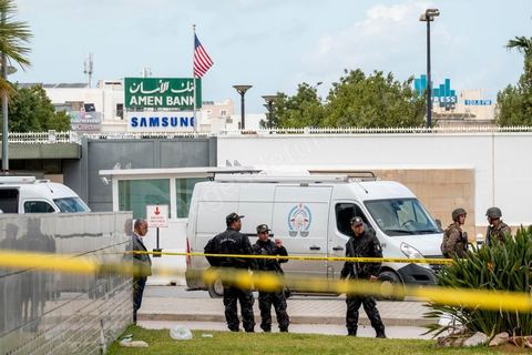 6 mars 2020 :  Une attaque terroriste a visé l'ambassade américaine à Tunis ce vendredi 6 mars, a indiqué le ministère de l'Intérieur tunisien. Cinq policiers ont été blessés par l'explosion. L'un d'eux a succombé à ses blessures. Les deux assaillants sont eux aussi morts. Un double attentat suicide a blessé jeudi cinq agents de police déployés devant l'ambassade américaine à Tunis ainsi qu'un civil, a indiqué le ministère de l'Intérieur.L'un d'eux a succombé à ses blessures en début d'après-midi. Les deux assaillants sont eux aussi décédés. L'explosion a retenti en fin de matinée près de cette représentation diplomatique située dans le quartier des Berges du Lac, à une dizaine de kilomètres du centre-ville. "L'opération a entraîné la mort des deux assaillants, blessé cinq policiers, et légèrement blessé un civil", a indiqué le ministère de l'Intérieur dans un communiqué.