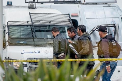 6 mars 2020 :  Une attaque terroriste a visé l'ambassade américaine à Tunis ce vendredi 6 mars, a indiqué le ministère de l'Intérieur tunisien. Cinq policiers ont été blessés par l'explosion. L'un d'eux a succombé à ses blessures. Les deux assaillants sont eux aussi morts. Un double attentat suicide a blessé jeudi cinq agents de police déployés devant l'ambassade américaine à Tunis ainsi qu'un civil, a indiqué le ministère de l'Intérieur.L'un d'eux a succombé à ses blessures en début d'après-midi. Les deux assaillants sont eux aussi décédés. L'explosion a retenti en fin de matinée près de cette représentation diplomatique située dans le quartier des Berges du Lac, à une dizaine de kilomètres du centre-ville. "L'opération a entraîné la mort des deux assaillants, blessé cinq policiers, et légèrement blessé un civil", a indiqué le ministère de l'Intérieur dans un communiqué.
