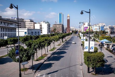 23 mars 2020 : le centre ville de Tunis et ses grandes artères dont l'avenue Habib Bourguiba sont désertées aux premiers jours du confinement imposé par l'état à cause du Covid19. A partir de 18h et jusqu'à 6h du matin un couvre feu a aussi été instauré durant cette période. 