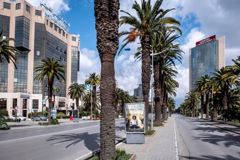 23 mars 2020 : le centre ville de Tunis et ses grandes artères dont l'avenue Habib Bourguiba sont désertées aux premiers jours du confinement imposé par l'état à cause du Covid19. A partir de 18h et jusqu'à 6h du matin un couvre feu a aussi été instauré durant cette période. 