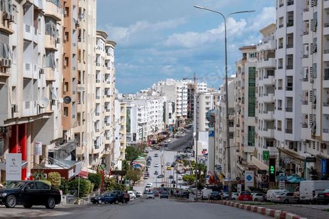 26 mars 2020 : à Ennasr, quartier résidentiel de Tunis, le matin les artères restent animés malgré le confinement imposé du au Covid19. 