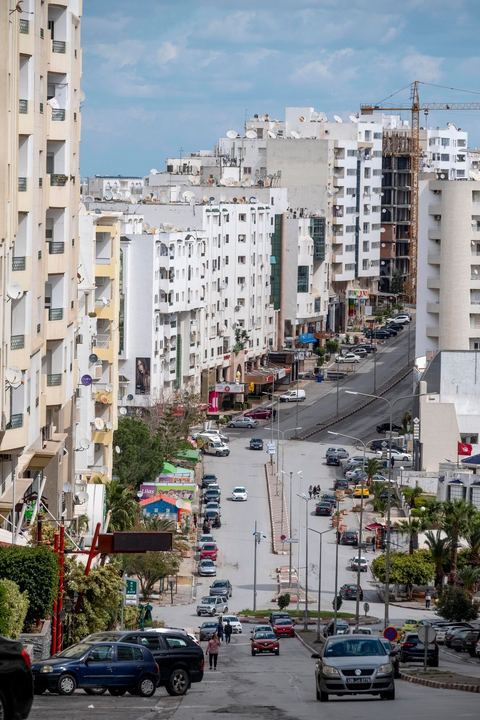 26 mars 2020 : à Ennasr, quartier résidentiel de Tunis, le matin les artères restent animés malgré le confinement imposé du au Covid19. 