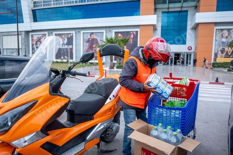 27 mars 2020 : devant le centre commercila Tunisia Mall au Lac 2, un livreur à scooter de la société Intigo fait des courses pour des particuliers durant cette période de confinement du au Covid19