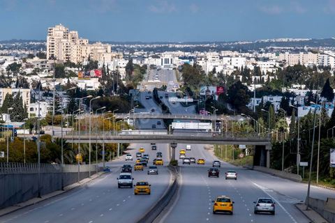 4 avril 2020 : le centre ville de Tunis et ses grandes artères dont l'avenue Habib Bourguiba sont désertées pendant le confinement imposé par l'état à cause du Covid19. A partir de 18h et jusqu'à 6h du matin un couvre feu a aussi été instauré durant cette période. 