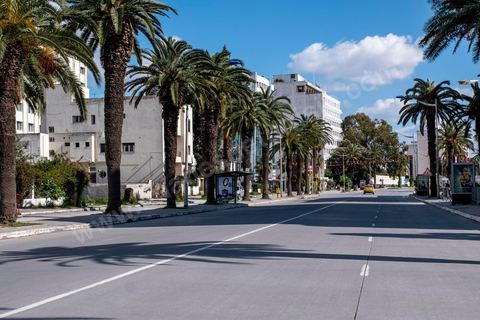 4 avril 2020 : le centre ville de Tunis et ses grandes artères dont l'avenue Habib Bourguiba sont désertées pendant le confinement imposé par l'état à cause du Covid19. A partir de 18h et jusqu'à 6h du matin un couvre feu a aussi été instauré durant cette période. 