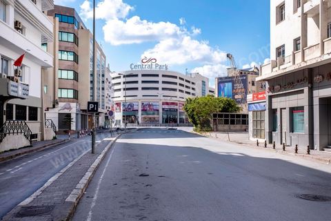 4 avril 2020 : le centre ville de Tunis et ses grandes artères dont l'avenue Habib Bourguiba sont désertées pendant le confinement imposé par l'état à cause du Covid19. A partir de 18h et jusqu'à 6h du matin un couvre feu a aussi été instauré durant cette période. 