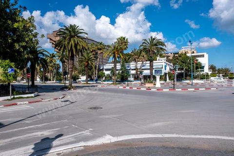 4 avril 2020 : le centre ville de Tunis et ses grandes artères dont l'avenue Habib Bourguiba sont désertées pendant le confinement imposé par l'état à cause du Covid19. A partir de 18h et jusqu'à 6h du matin un couvre feu a aussi été instauré durant cette période. 