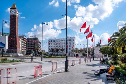 4 avril 2020 : le centre ville de Tunis et ses grandes artères dont l'avenue Habib Bourguiba sont désertées pendant le confinement imposé par l'état à cause du Covid19. A partir de 18h et jusqu'à 6h du matin un couvre feu a aussi été instauré durant cette période. 