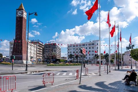4 avril 2020 : le centre ville de Tunis et ses grandes artères dont l'avenue Habib Bourguiba sont désertées pendant le confinement imposé par l'état à cause du Covid19. A partir de 18h et jusqu'à 6h du matin un couvre feu a aussi été instauré durant cette période. 