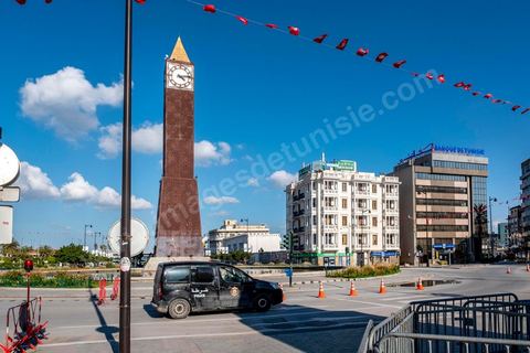 4 avril 2020 : le centre ville de Tunis et ses grandes artères dont l'avenue Habib Bourguiba sont désertées pendant le confinement imposé par l'état à cause du Covid19. A partir de 18h et jusqu'à 6h du matin un couvre feu a aussi été instauré durant cette période. 