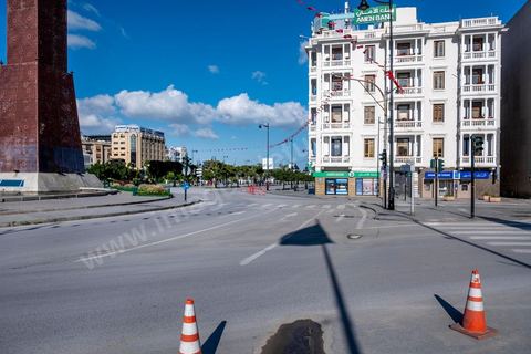 4 avril 2020 : le centre ville de Tunis et ses grandes artères dont l'avenue Habib Bourguiba sont désertées pendant le confinement imposé par l'état à cause du Covid19. A partir de 18h et jusqu'à 6h du matin un couvre feu a aussi été instauré durant cette période. 