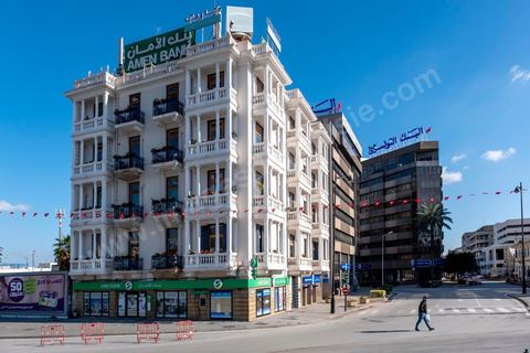 4 avril 2020 : le centre ville de Tunis et ses grandes artères dont l'avenue Habib Bourguiba sont désertées pendant le confinement imposé par l'état à cause du Covid19. A partir de 18h et jusqu'à 6h du matin un couvre feu a aussi été instauré durant cette période. 