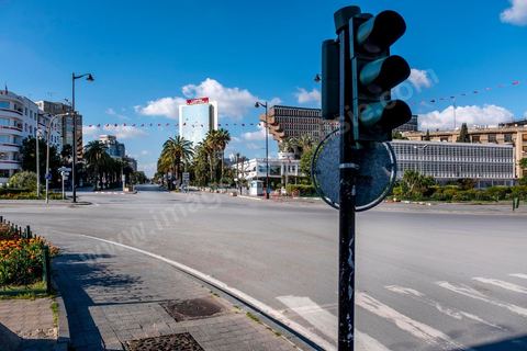 4 avril 2020 : le centre ville de Tunis et ses grandes artères dont l'avenue Habib Bourguiba sont désertées pendant le confinement imposé par l'état à cause du Covid19. A partir de 18h et jusqu'à 6h du matin un couvre feu a aussi été instauré durant cette période. 