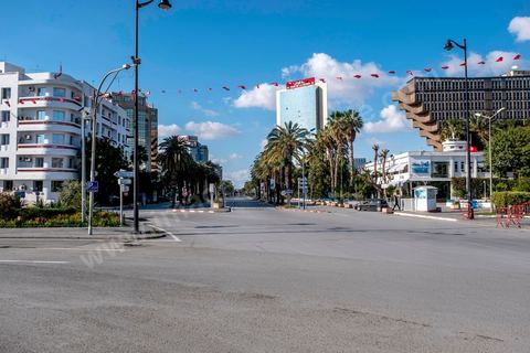 4 avril 2020 : le centre ville de Tunis et ses grandes artères dont l'avenue Habib Bourguiba sont désertées pendant le confinement imposé par l'état à cause du Covid19. A partir de 18h et jusqu'à 6h du matin un couvre feu a aussi été instauré durant cette période. 