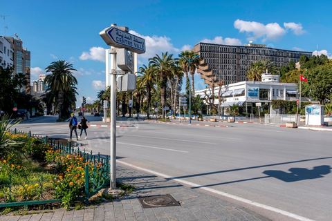 4 avril 2020 : le centre ville de Tunis et ses grandes artères dont l'avenue Habib Bourguiba sont désertées pendant le confinement imposé par l'état à cause du Covid19. A partir de 18h et jusqu'à 6h du matin un couvre feu a aussi été instauré durant cette période. 