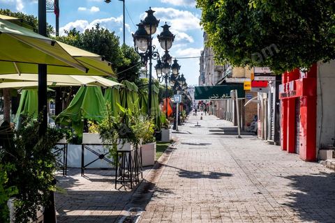 4 avril 2020 : le centre ville de Tunis et ses grandes artères dont l'avenue Habib Bourguiba sont désertées pendant le confinement imposé par l'état à cause du Covid19. A partir de 18h et jusqu'à 6h du matin un couvre feu a aussi été instauré durant cette période. 
