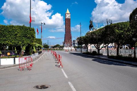4 avril 2020 : le centre ville de Tunis et ses grandes artères dont l'avenue Habib Bourguiba sont désertées pendant le confinement imposé par l'état à cause du Covid19. A partir de 18h et jusqu'à 6h du matin un couvre feu a aussi été instauré durant cette période. 