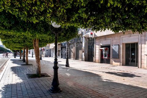 4 avril 2020 : le centre ville de Tunis et ses grandes artères dont l'avenue Habib Bourguiba sont désertées pendant le confinement imposé par l'état à cause du Covid19. A partir de 18h et jusqu'à 6h du matin un couvre feu a aussi été instauré durant cette période. 